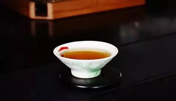 普洱茶的正确掰碎方法：让你轻松享用散茶的醇香