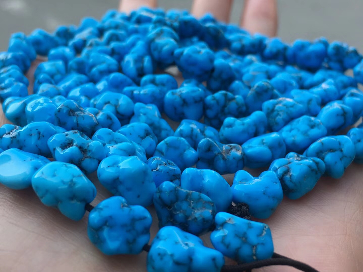 新 和田玉中的蓝色籽料：一种稀有的自然色彩演绎