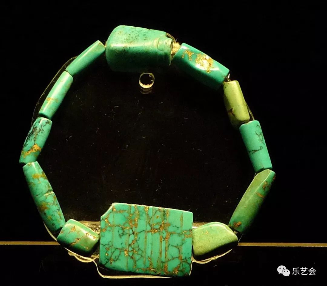 汉代珍贵翡翠手镯：古代艺术与工艺的完美结合