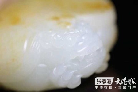 和田玉籽料龙龟大师雕刻：从原料到成品，探索雕刻过程与鉴赏技巧的全面指南