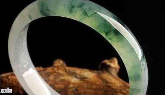 揭秘翡翠手镯的神奇魅力：显著的晶体结构特征