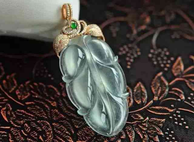 翡翠东陵玉：一种珍贵宝石的来源、特点与购买指南