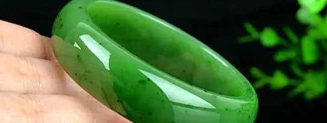 探究和田玉菠菜绿手镯与玉髓手镯的独特魅力：两种宝石的异同对比
