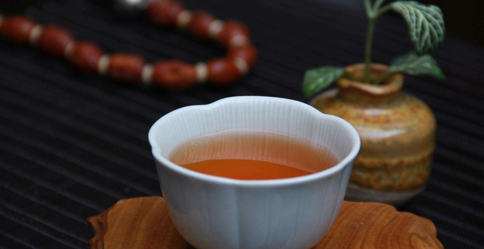 普洱茶与白茶：一场口感与区别的对比宴，究竟哪个更胜一筹？