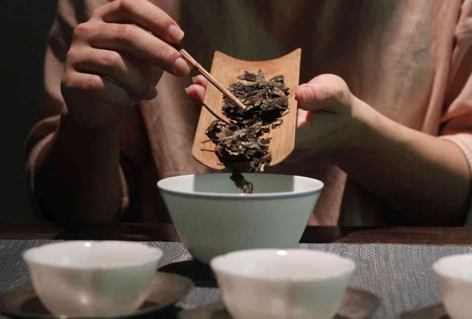 普洱茶冲泡颜色类型解析：如何欣并选择适合自己的茶色？