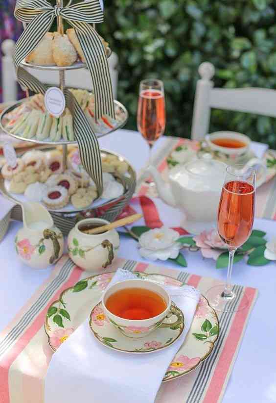 香格里拉茶文化：品种丰富，名声显的茶叶与茶点、茶室、茶餐厅完美融合。