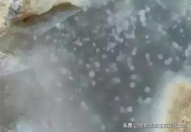 探究翡翠手镯内部的神秘棉絮：它们究竟是什么？