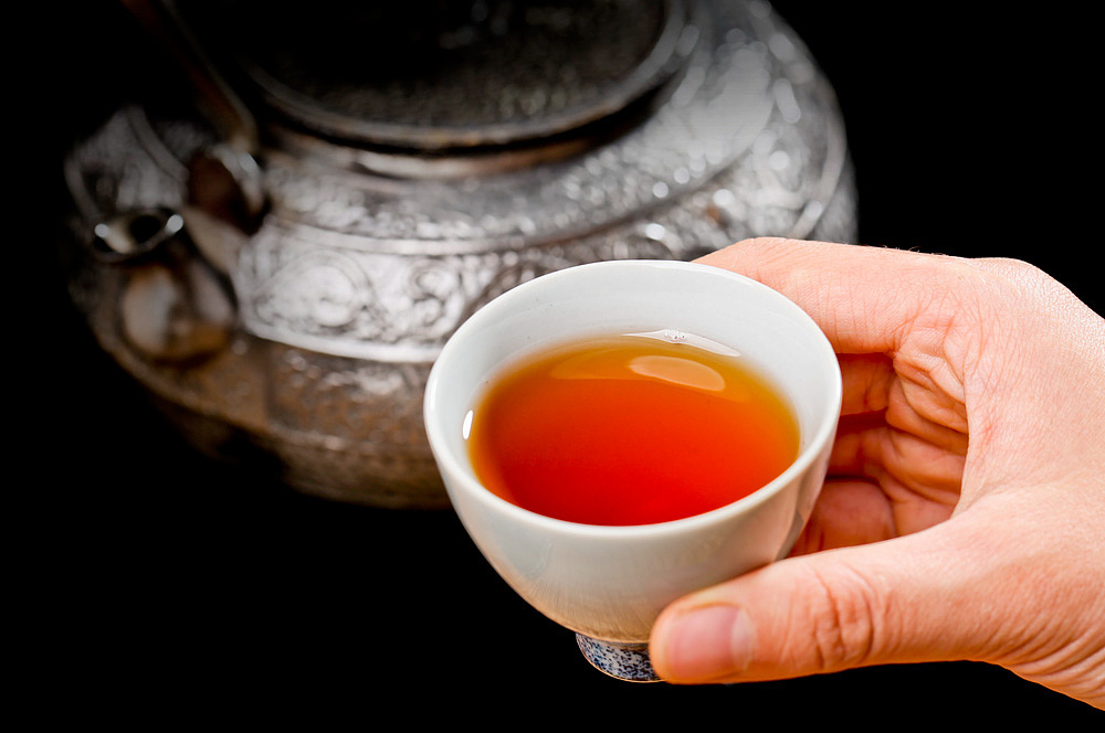 尝体验：莲子普洱茶的独特魅力，让你一饮而尽的美味诱惑！