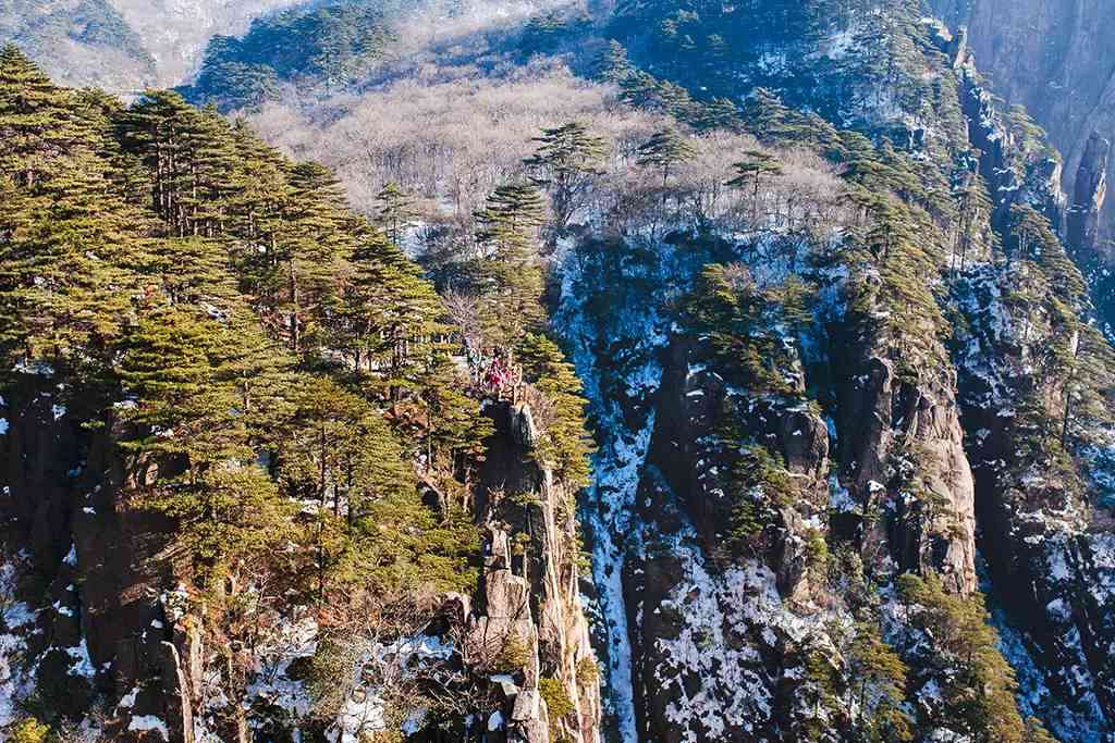 黄山翡翠与蓝水风光的对比：一场视觉盛宴