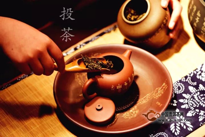 如何选择合适的茶碗来冲泡普洱茶：探讨茶盘容量与茶叶体验的关系