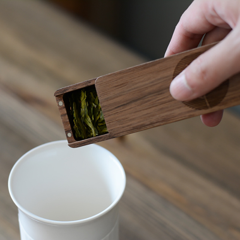 如何选择合适的茶碗来冲泡普洱茶：探讨茶盘容量与茶叶体验的关系