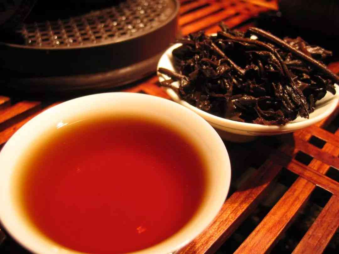 普洱茶与黑茶：炒制差异解析及为什么普洱茶更受欢迎？