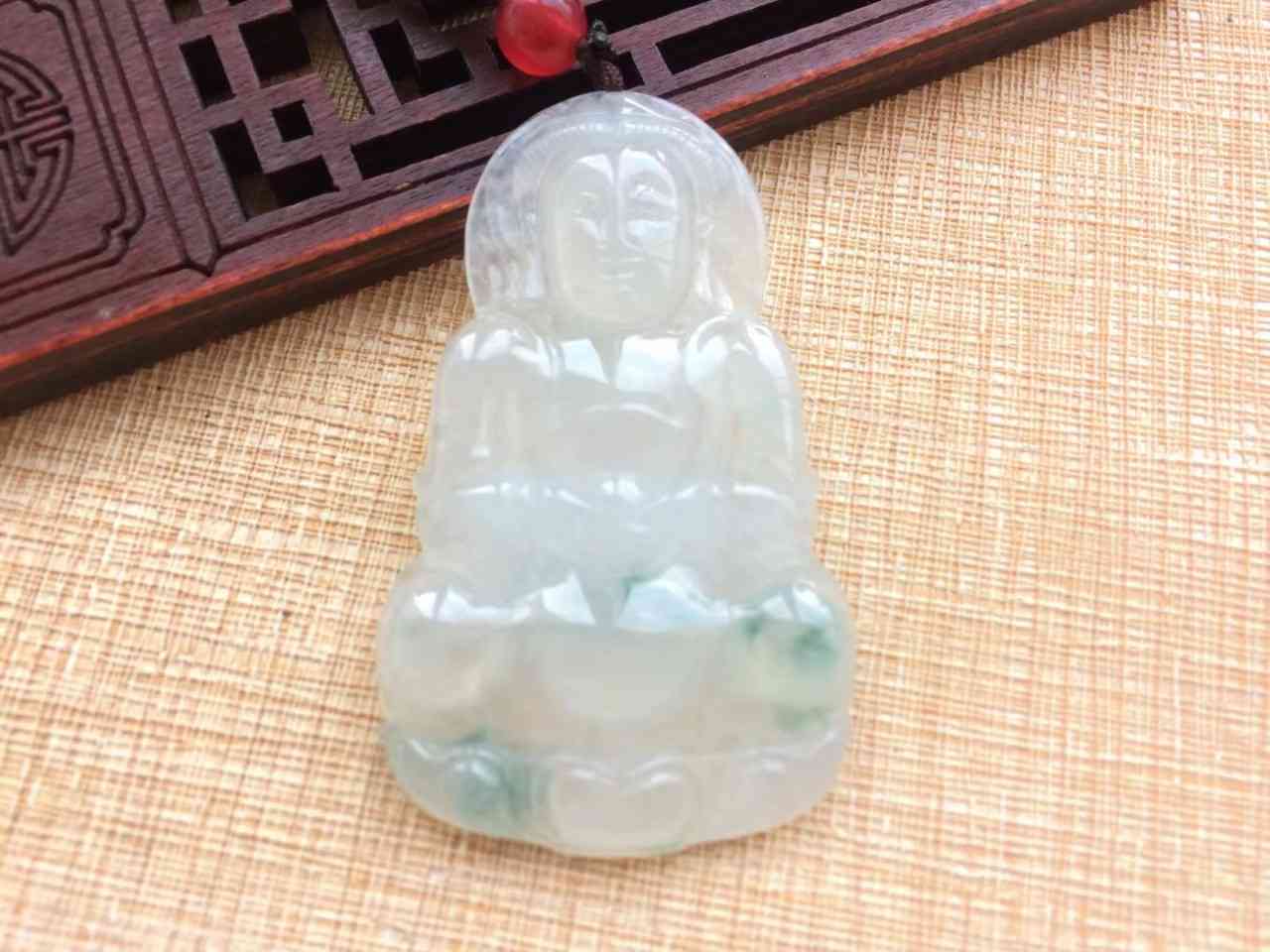 如意翡翠紫色吊坠——神秘与吉祥的象征