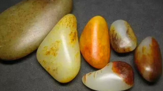 探究和田玉籽与鹅卵石的显著差异，从多个角度对比两者特点