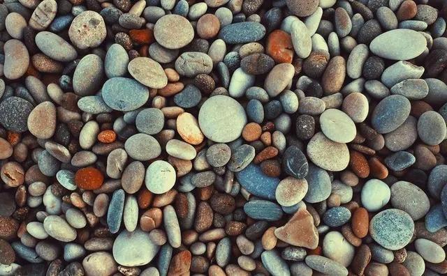 探究和田玉籽料与鹅卵石的不同：一场石头间的对话