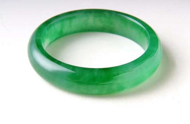 男性翡翠戒指佩戴适宜吗？如何选择适合自己的翡翠戒指？