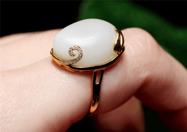 和田玉戒指的魅力：款式、品质与适合度全面解析，看看它的好看程度如何？