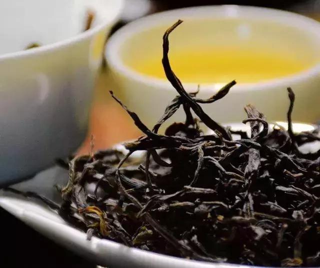 普洱茶中的茶多酚含量是否超过了青茶和绿茶？