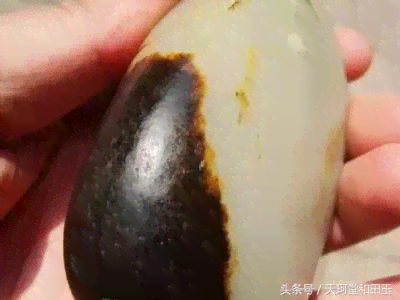 探索和田玉千年传说：红皮与黑皮的奥秘