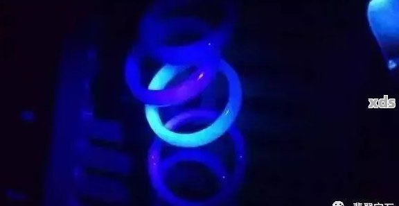 翡翠荧光现象：如何观察起光与起胶