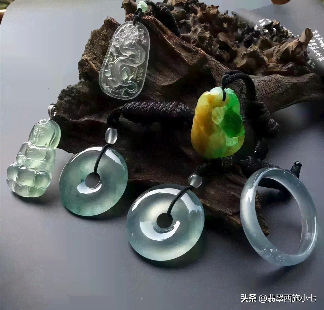 翡翠质量评价标准与选购技巧：如何挑选起光的翡翠？