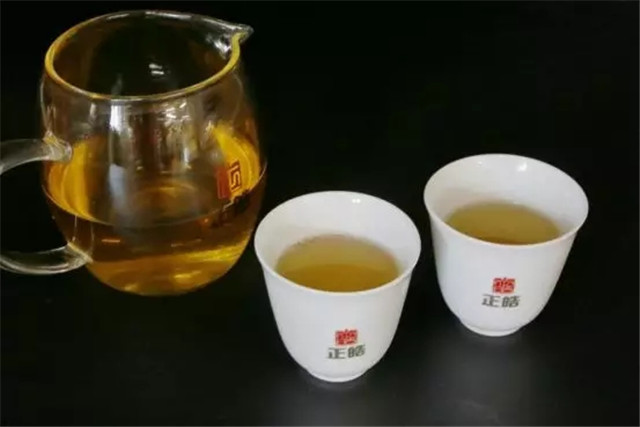 普洱茶砖中的茶梗：能否直接饮用，泡水效果如何？