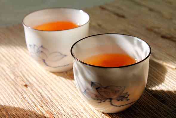 清早喝熟普洱茶的好处与坏处：一杯茶的健效益和潜在风险