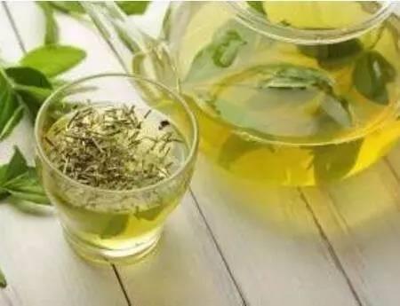 普洱茶茶水对花卉生长的影响及适宜浇花的时间、方法解析