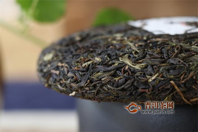 普洱茶茶水对花卉生长的影响及适宜浇花的时间、方法解析