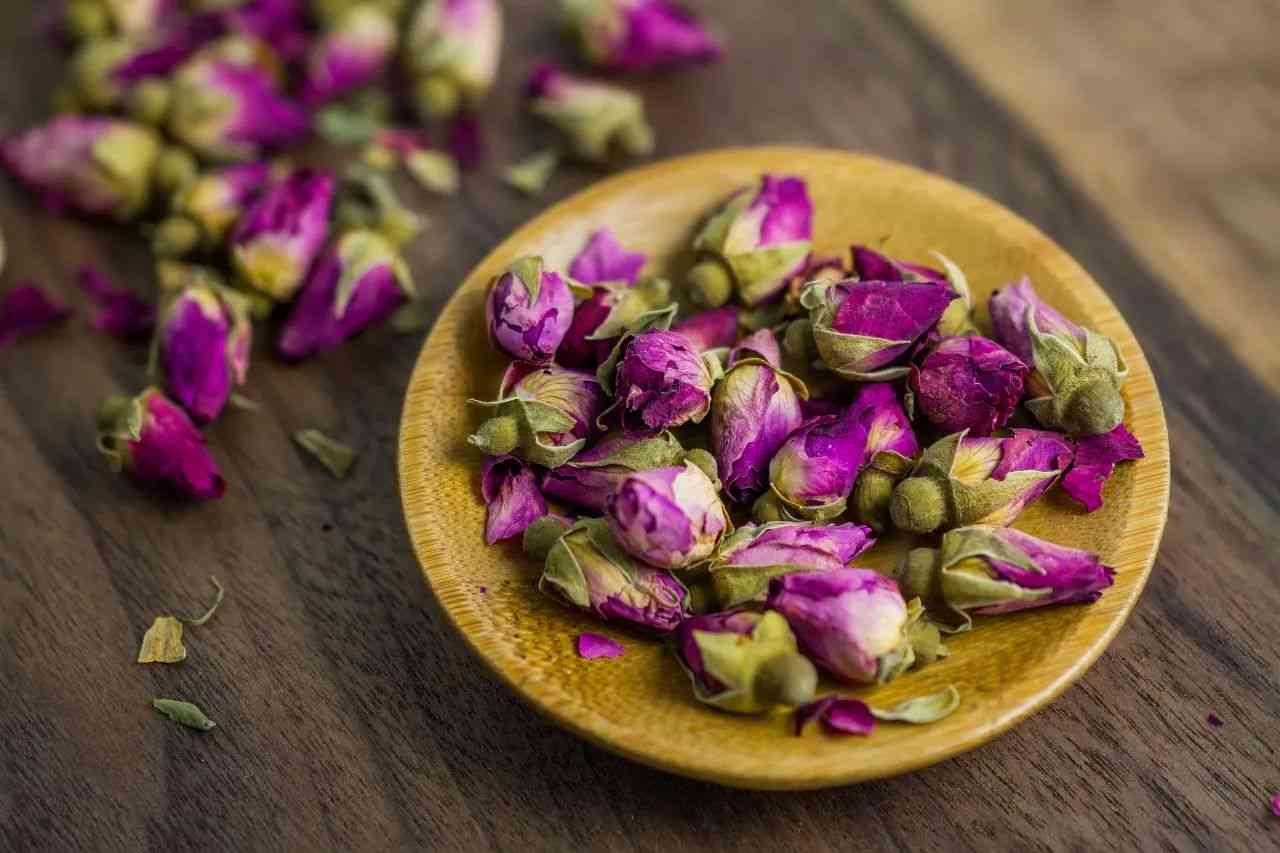 玫瑰花与普洱茶的完美结合：功效解析及饮用禁忌