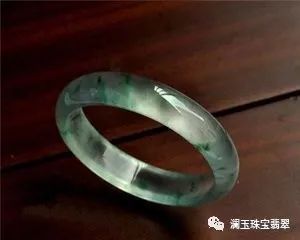 翡翠手镯结构很多裂纹