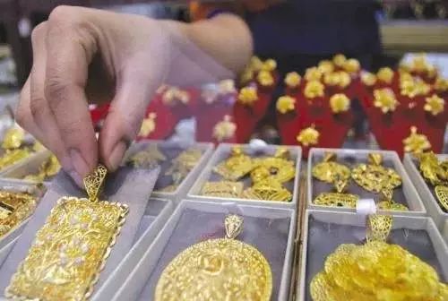 在郑州金多银多市场购买金子，如何避免购买到假货和劣质黄金珠宝？