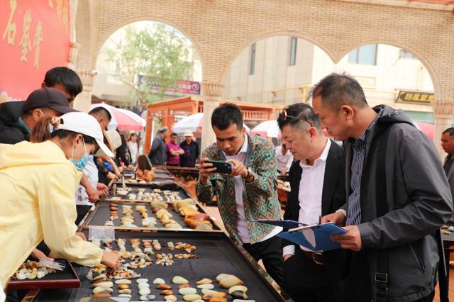 新疆旅游能买和田玉吗：探寻新疆旅游团带游客购买和田玉的机会