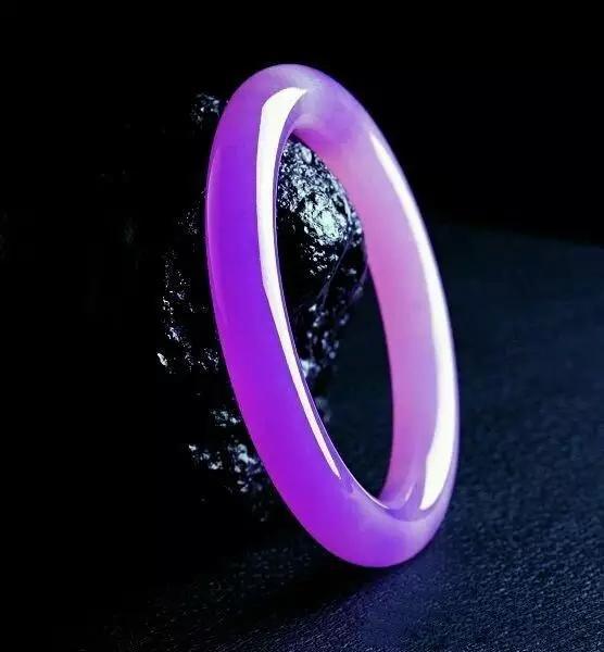 紫色翡翠内部结构粗糙的原因及处理方法：紫色翡翠中的紫色成分与结构特点