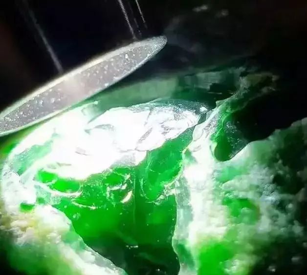 揭秘帝王绿翡翠的神秘化学成分与特性