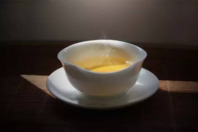 普洱茶口感厚重回持久的原因及口感表现，探讨普洱茶口感为何厚重。