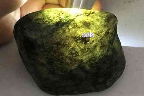 莫西沙翡翠原石黑皮特点：颜色、特征、皮壳及藓状物
