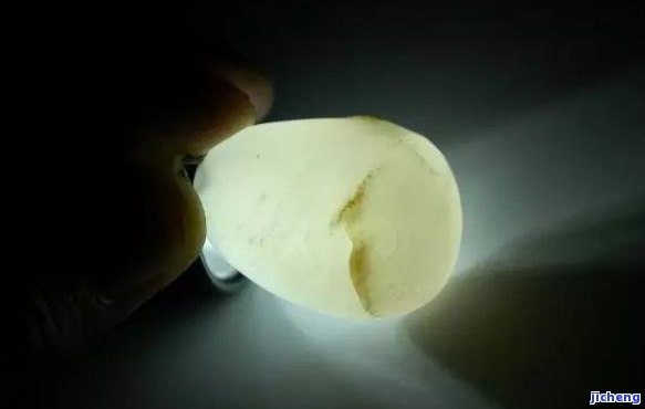 探究玉石的光泽特性：是玻璃般的光泽还是其他类型的光泽？