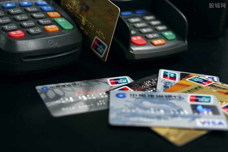 新信用卡逾期处理相关问题解答：会不会被异地抓人以及信用影响如何？