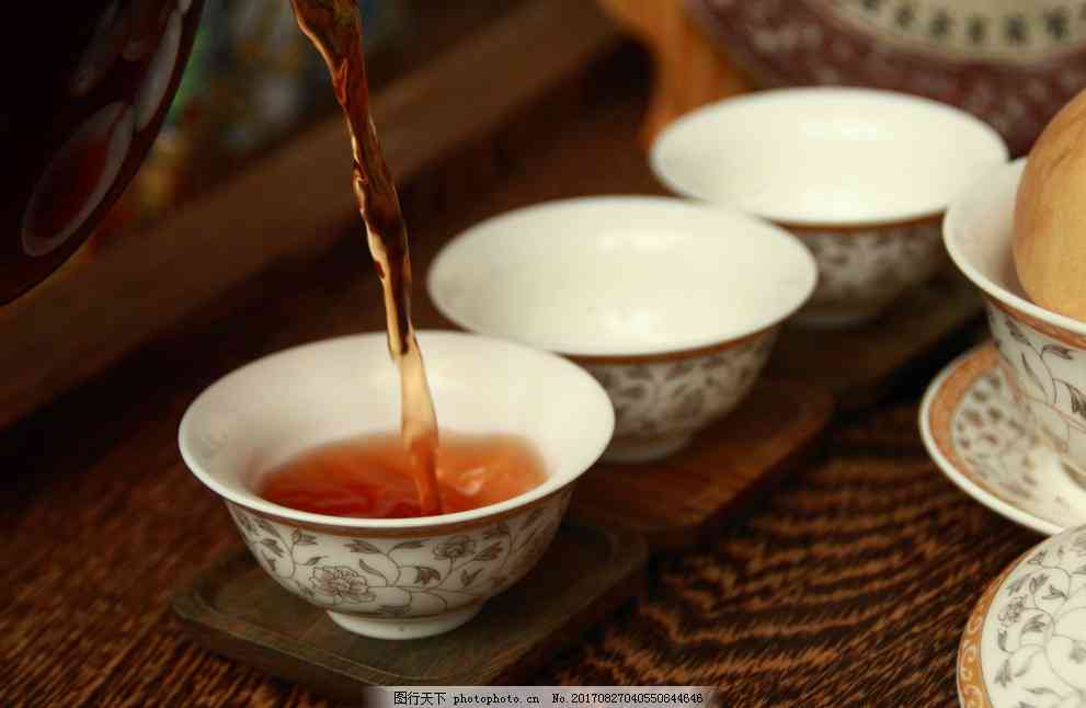 探索普洱茶搭配的无限可能：如何将普洱茶与其他饮品完美融合