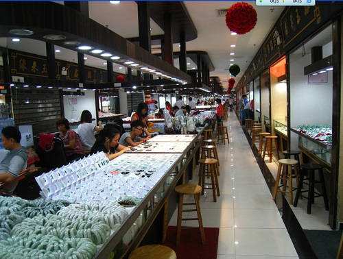 广州翡翠场一览：探索广东四大玉器市场，领略高品质翡翠魅力