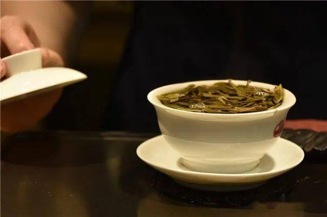 南春普洱茶：品种特点、品质鉴别与泡法全解析，助您成为普洱茶专家