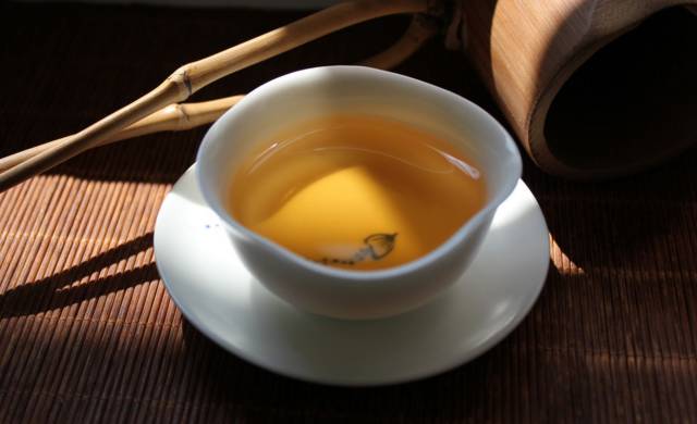 新轻发酵生普洱茶：是否可饮用，以及如何品味其好喝之处