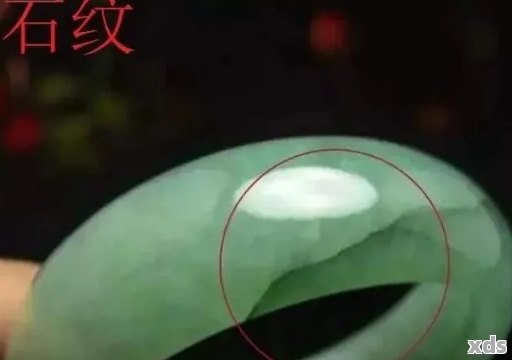 翡翠中的冰丝结构：正常现象还是品质问题？如何鉴别与挑选？