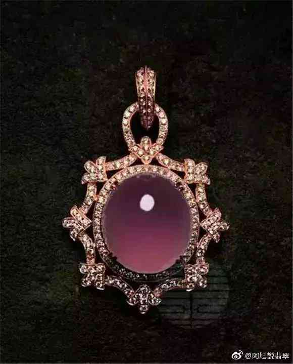 皇家绿宝石：帝王紫和翡翠的完美融合