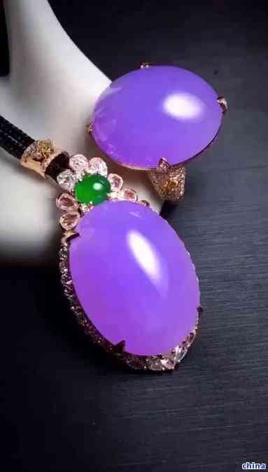 皇家绿宝石：帝王紫和翡翠的完美融合