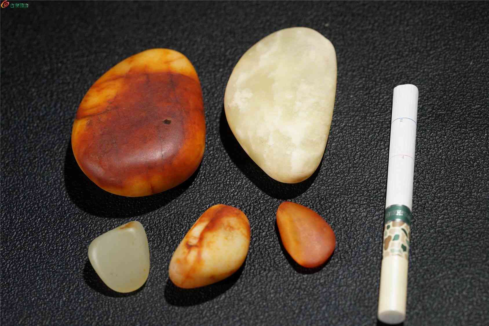 新疆和田玉红皮白玉籽料原石：从红皮到青白，品味新疆和田玉的魅力。