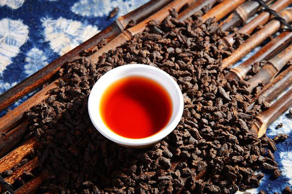 喝云南普洱茶的好处：促进消化、降低血脂、抗氧化等功效，百度可查。