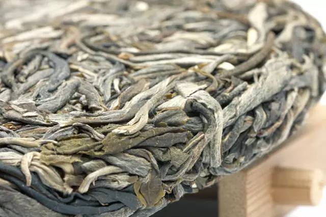 2020一代宗师普洱茶：收藏价值、品质与价格解析，包括生茶和熟茶。