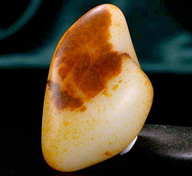 探究和田玉籽料原石的颜色多样性：从三色到皮色的不同表现